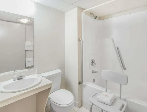 Super 8 by Wyndham Knoxville Downtown Area hotel detail image 3