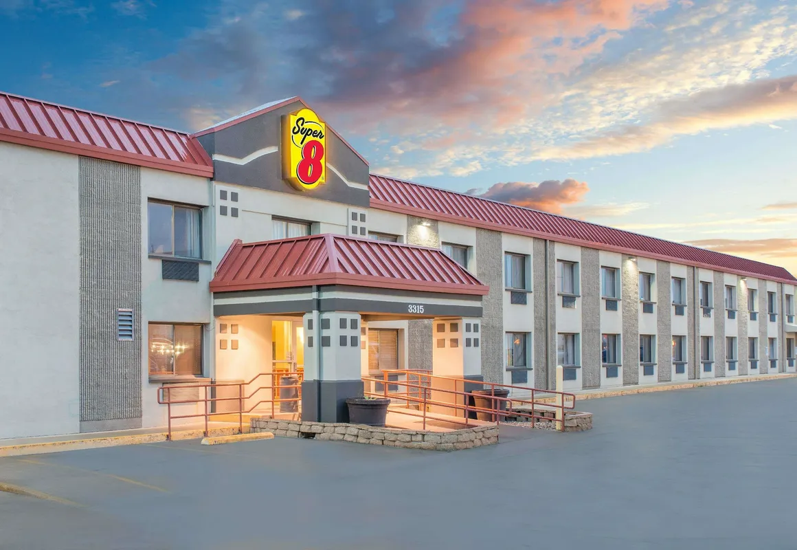 Super 8 by Wyndham Marshalltown hotel hero