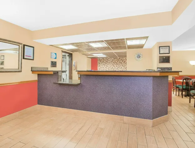 Super 8 by Wyndham Marshalltown hotel detail image 2