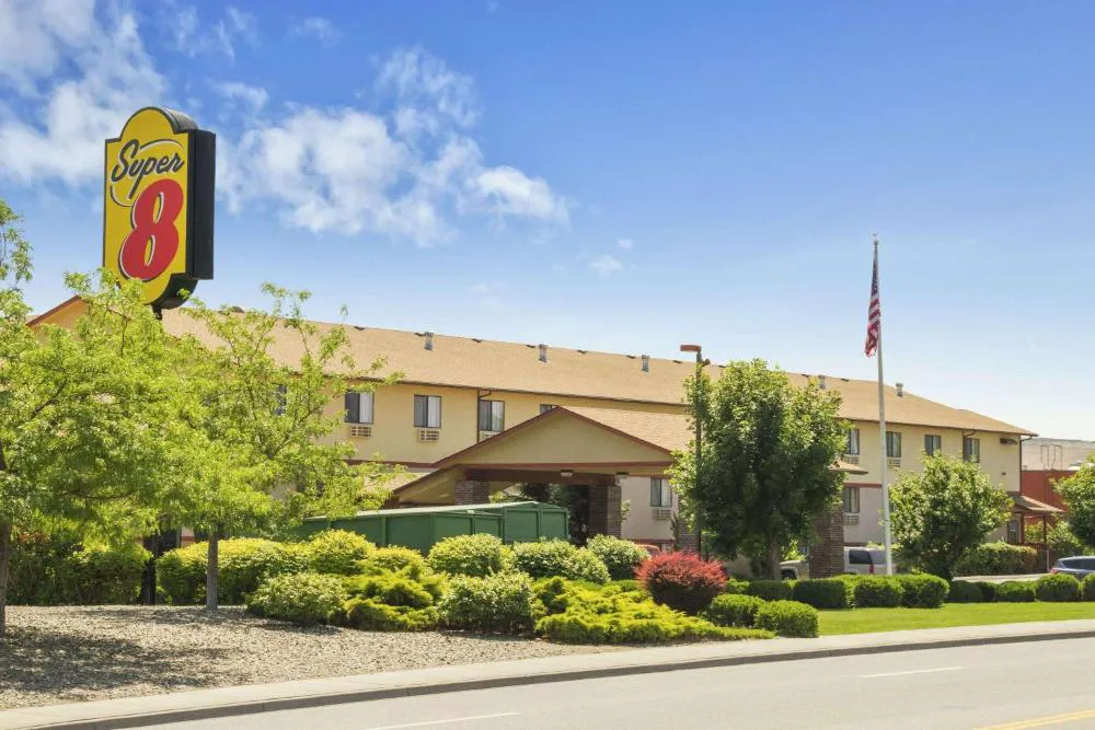 Super 8 by Wyndham Kennewick hotel hero
