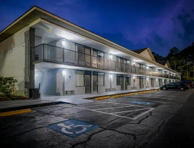 Super 8 by Wyndham Hardeeville/Savannah North hotel detail image 2