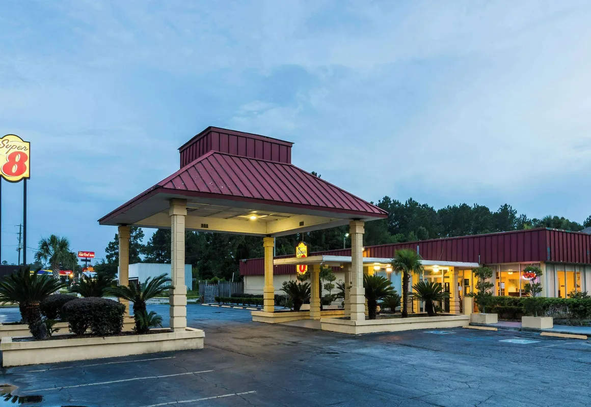 Super 8 by Wyndham Hardeeville/Savannah North hotel hero