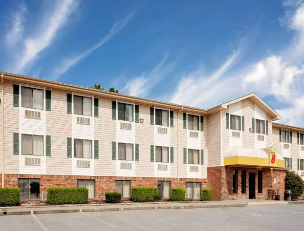 Super 8 by Wyndham Fayetteville hotel detail image 1