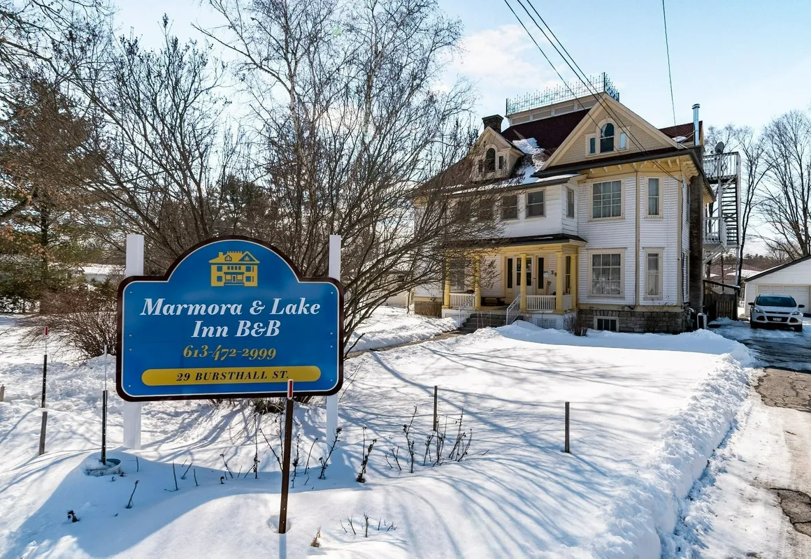 Marmora and Lake Inn hotel hero