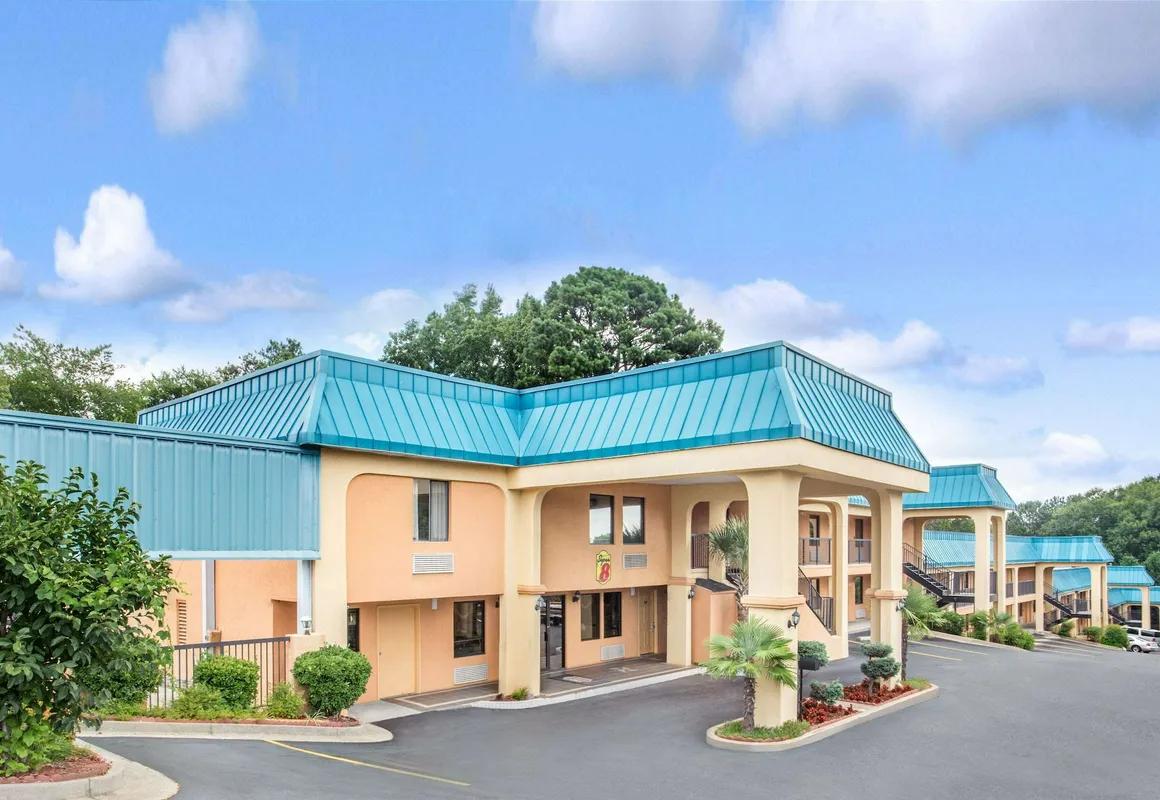 Super 8 by Wyndham Forest Park hotel hero