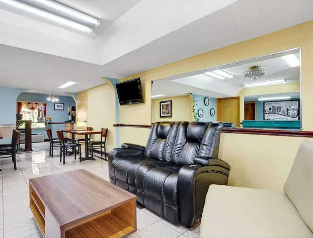 Super 8 by Wyndham Forest Park hotel detail image 3