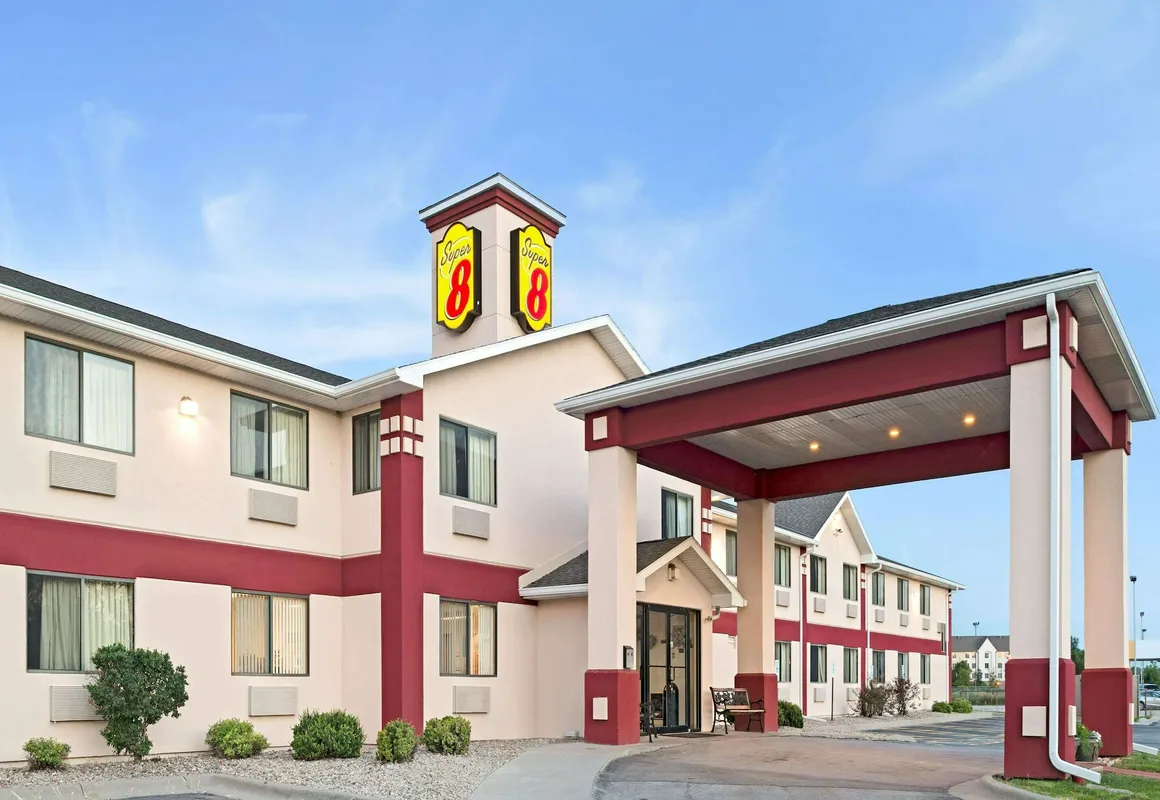 Super 8 by Wyndham Omaha Eppley Airport/Carter Lake hotel hero