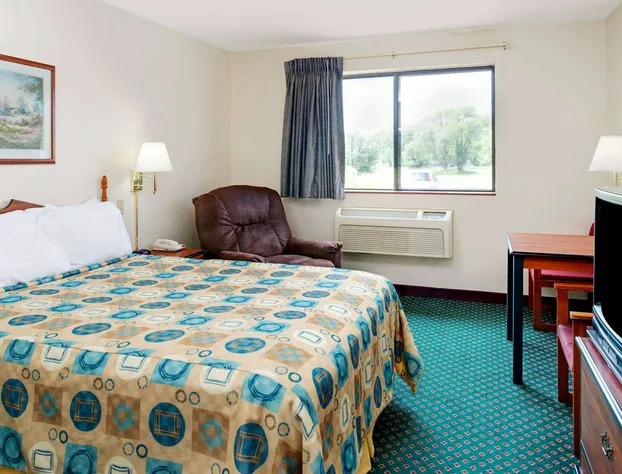 Super 8 by Wyndham Omaha Eppley Airport/Carter Lake hotel detail image 3