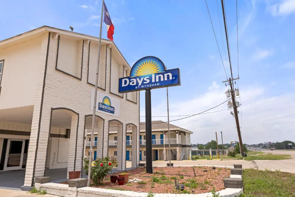 Days Inn by Wyndham Kenedy/Karnes City hotel hero