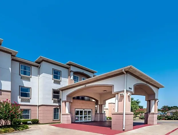 Super 8 by Wyndham Fort Worth Stockyards hotel detail image 1