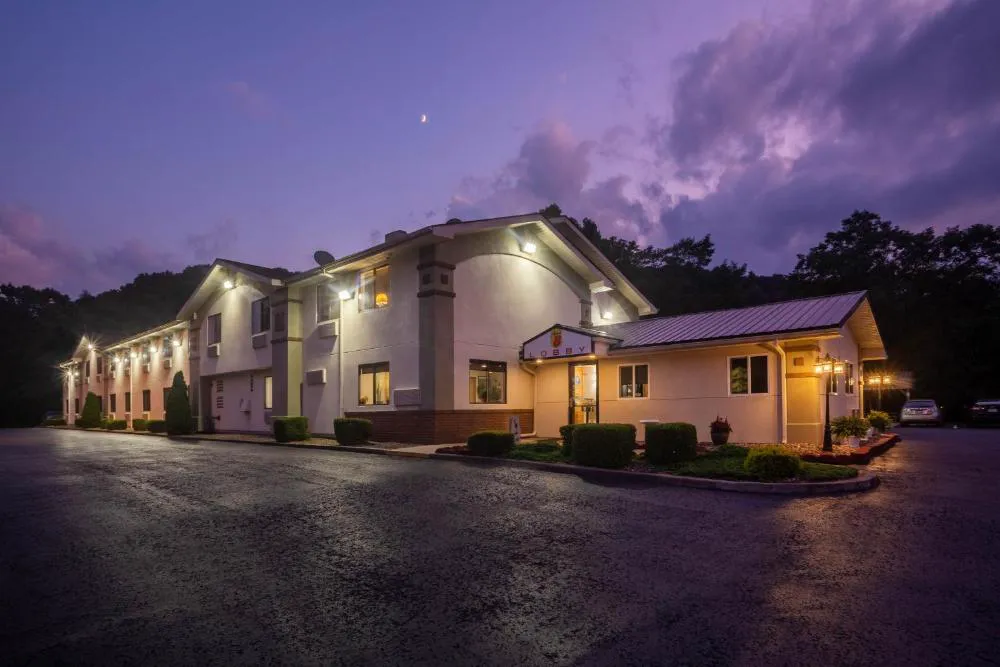 Super 8 by Wyndham Elkins hotel hero