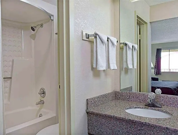 Super 8 by Wyndham Suwanee hotel detail image 3