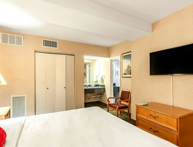 Red Lion Hotel Rosslyn Iwo Jima hotel detail image 3