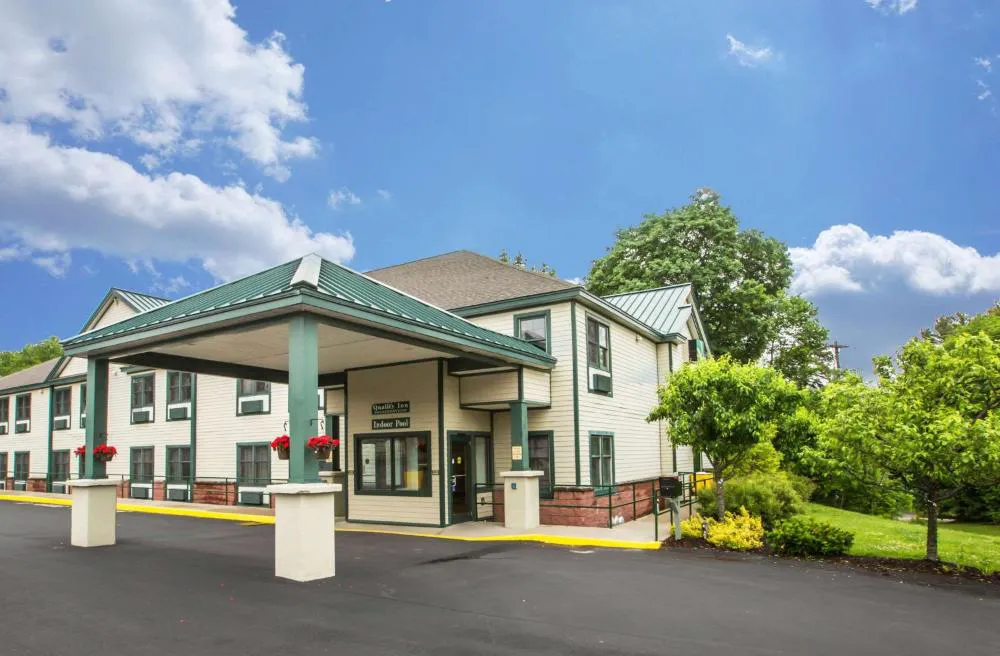 Econo Lodge Glens Falls / Lake George hotel hero
