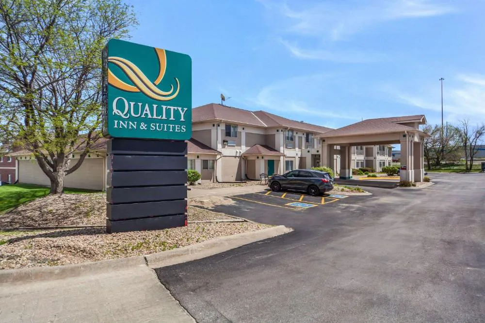 Quality Inn & Suites Omaha Chalco hotel hero