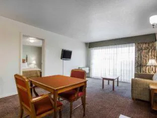 Quality Inn & Suites Tulare hotel detail image 3