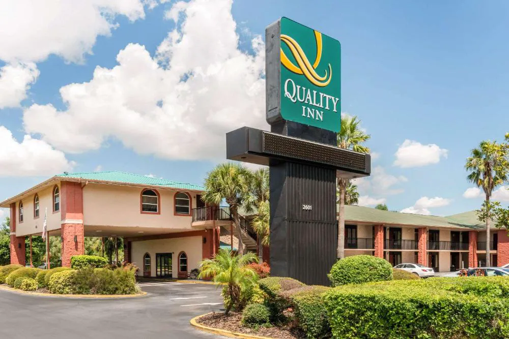 Quality Inn & Suites Orlando Airport hotel hero