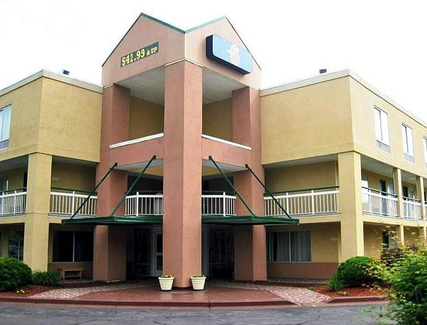 Econo Lodge Inn & Suites hotel detail image 2
