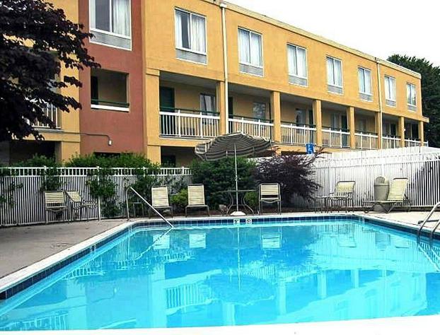 Econo Lodge Inn & Suites hotel detail image 3