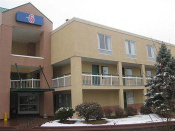 Econo Lodge Inn & Suites hotel detail image 4