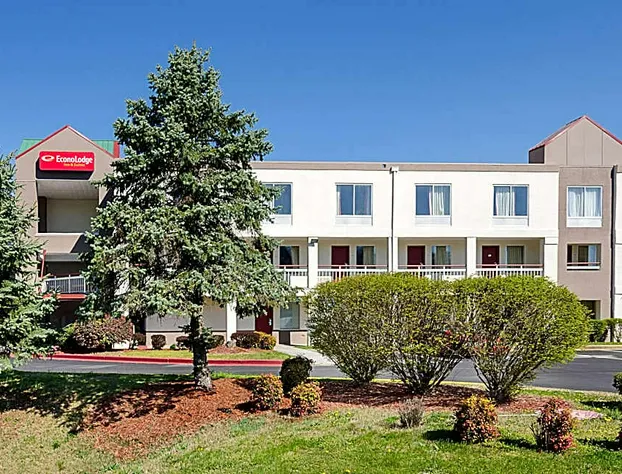 Econo Lodge Inn & Suites hotel detail image 3