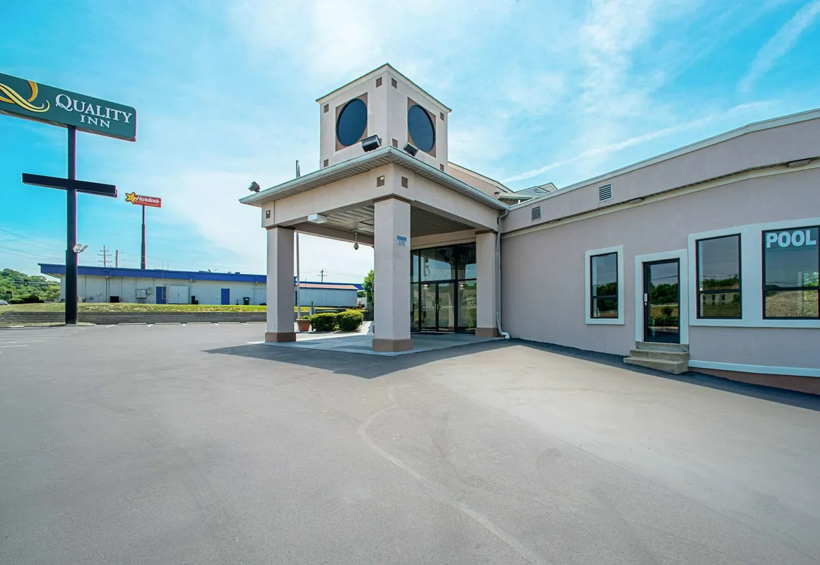 Quality Inn Near Six Flags St. Louis hotel hero