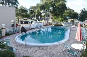 Econo Lodge Inn & Suites hotel detail image 4