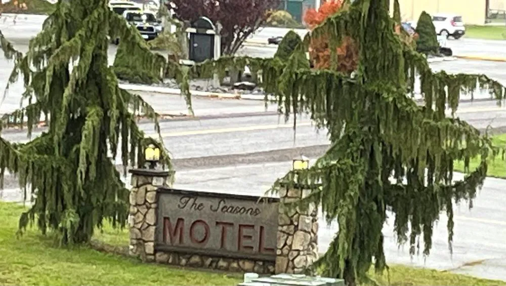 Seasons Motel hotel hero