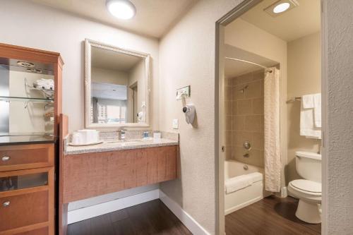 Rodeway Inn Portland Airport hotel detail image 3