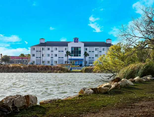 Motel 6 Eagle Pass, TX - Lakeside hotel detail image 2