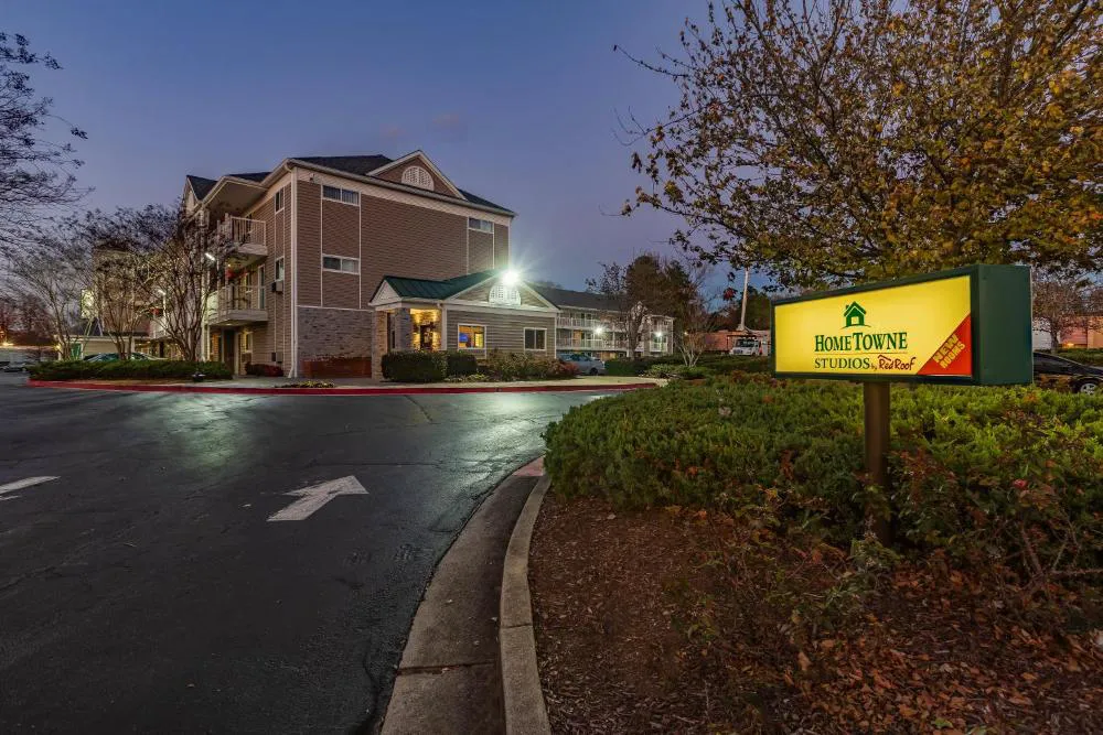 HomeTowne Studios by Red Roof Atlanta - Chamblee hotel hero