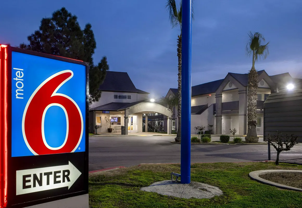 Motel 6 Buttonwillow, CA Central hotel hero