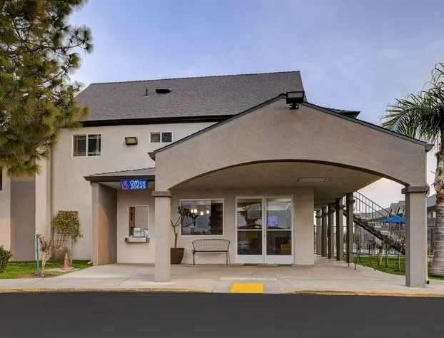 Motel 6 Buttonwillow, CA Central hotel detail image 1