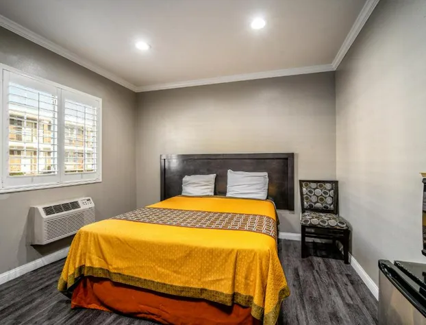 Regency Inn & Suites hotel detail image 3