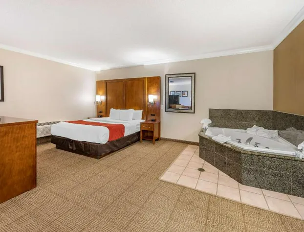 Comfort Suites Near Six Flags Magic Mountain hotel detail image 4