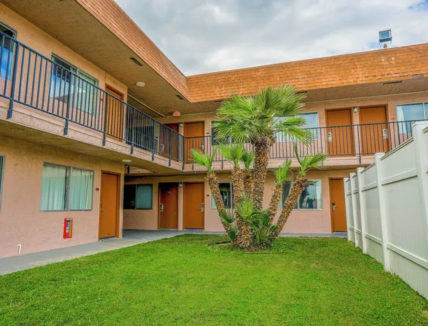 Economy Inn Buttonwillow Bakersfield I-5 hotel detail image 3