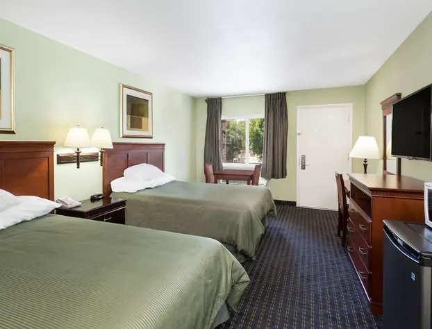 Travelodge by Wyndham Orange County Airport/ Costa Mesa hotel detail image 3