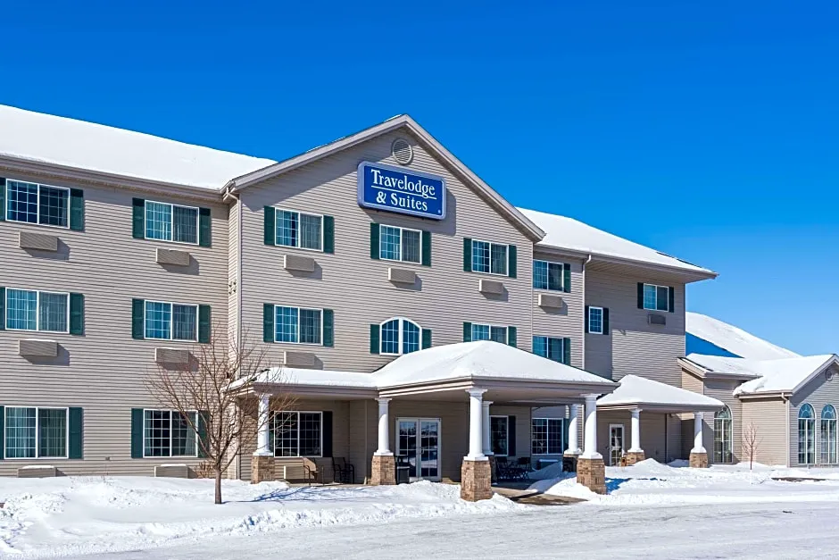 Travelodge & Suites by Wyndham Fargo/Moorhead hotel hero