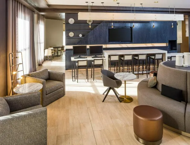 Doubletree By Hilton Boston Logan Airport Chelsea hotel detail image 4