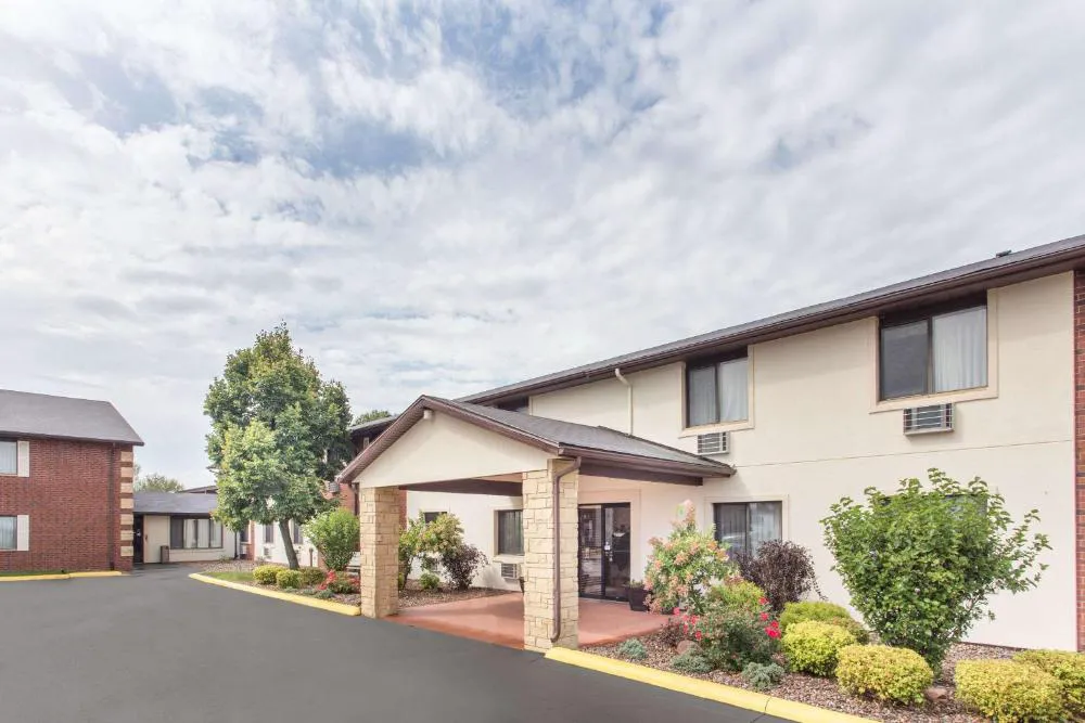 Baymont by Wyndham Dubuque hotel hero