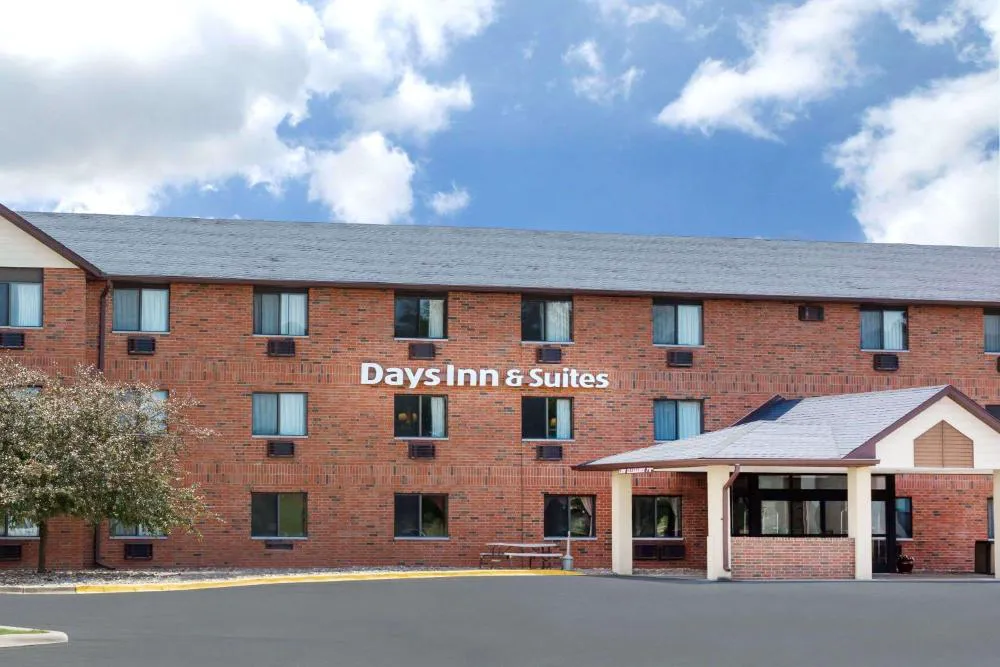 Days Inn & Suites by Wyndham Des Moines Airport hotel hero