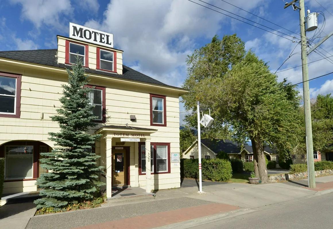 Totem Motel hotel hero