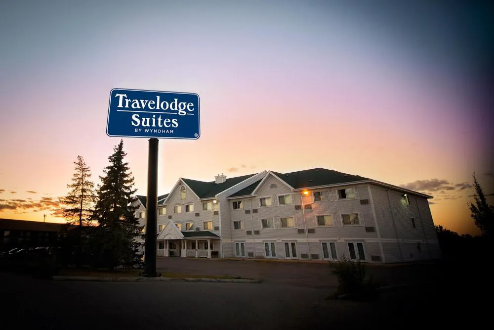 Travelodge Suites by Wyndham Regina / Eastgate Bay hotel hero