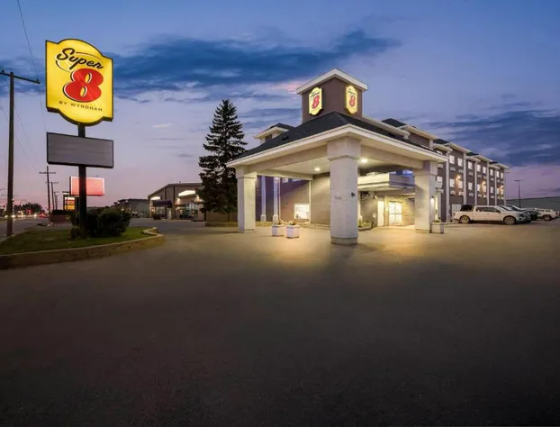 Super 8 by Wyndham Saskatoon Near Saskatoon Airport hotel detail image 1