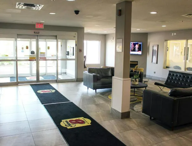 Super 8 by Wyndham Edmonton South hotel detail image 3