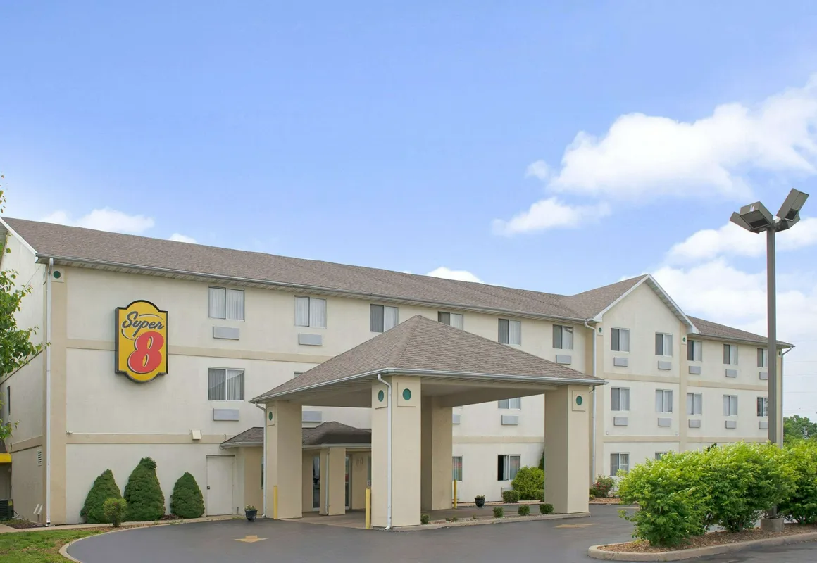 Super 8 by Wyndham Pontoon Beach IL/St. Louis MO Area hotel hero