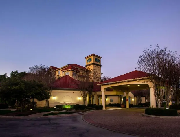 La Quinta Inn & Suites by Wyndham Austin Southwest hotel detail image 1