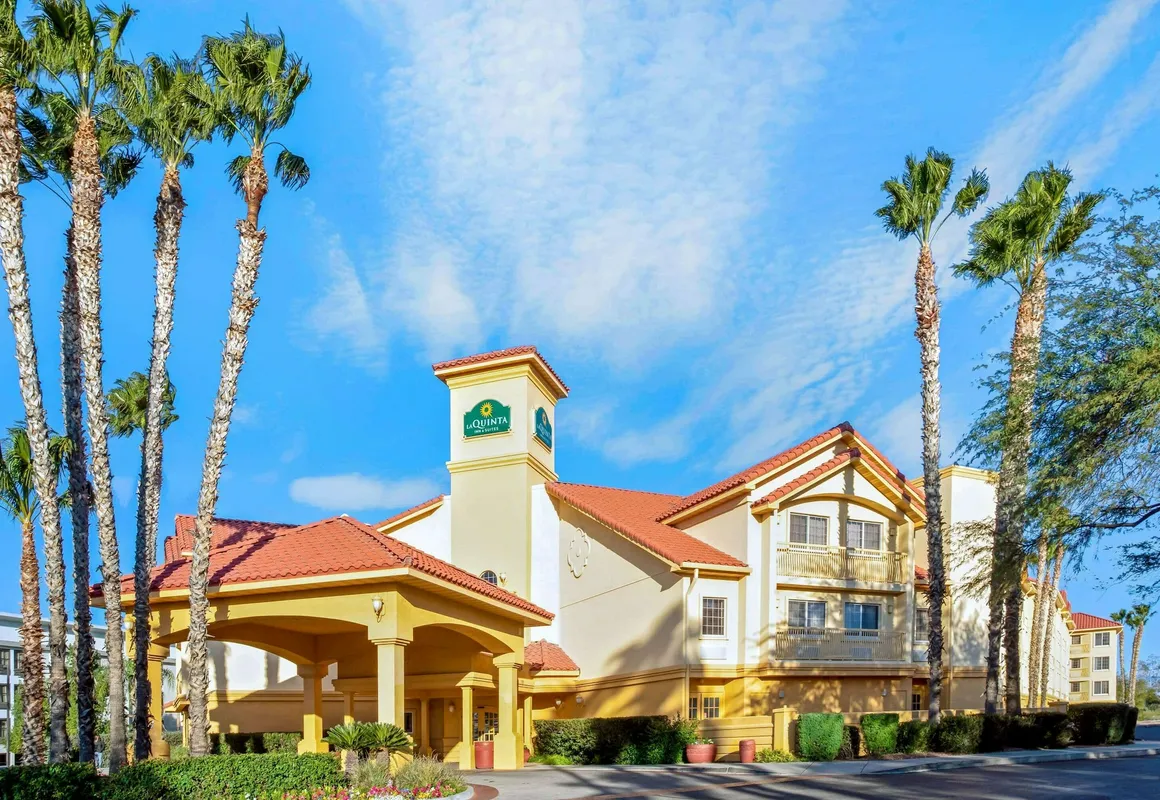 La Quinta Inn & Suites by Wyndham Tucson Airport hotel hero