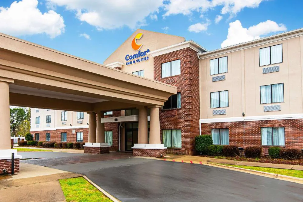 Comfort Inn & Suites Pine Bluff hotel hero