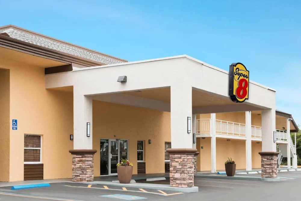 Super 8 by Wyndham Ellenton Bradenton Area hotel hero